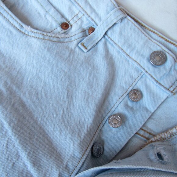 Levi's 501 Women W28 Button Fly Frayed Hem Jean Shorts,Light Blue - Picture 6 of 6